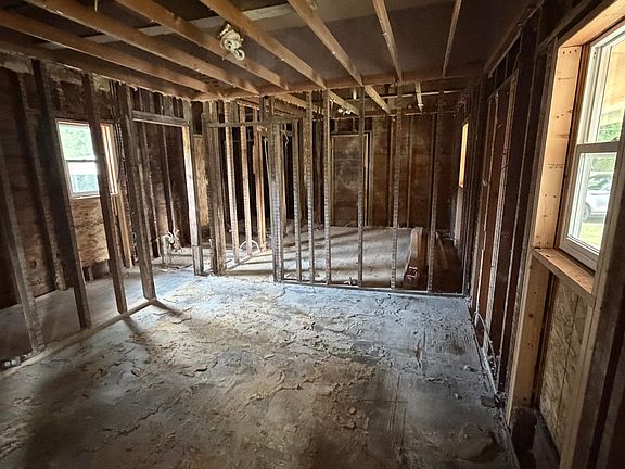 4th image of 412 N Nebraska St