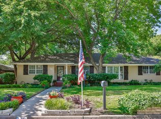30 Shadowood Ln, Gainesville, TX 76240
