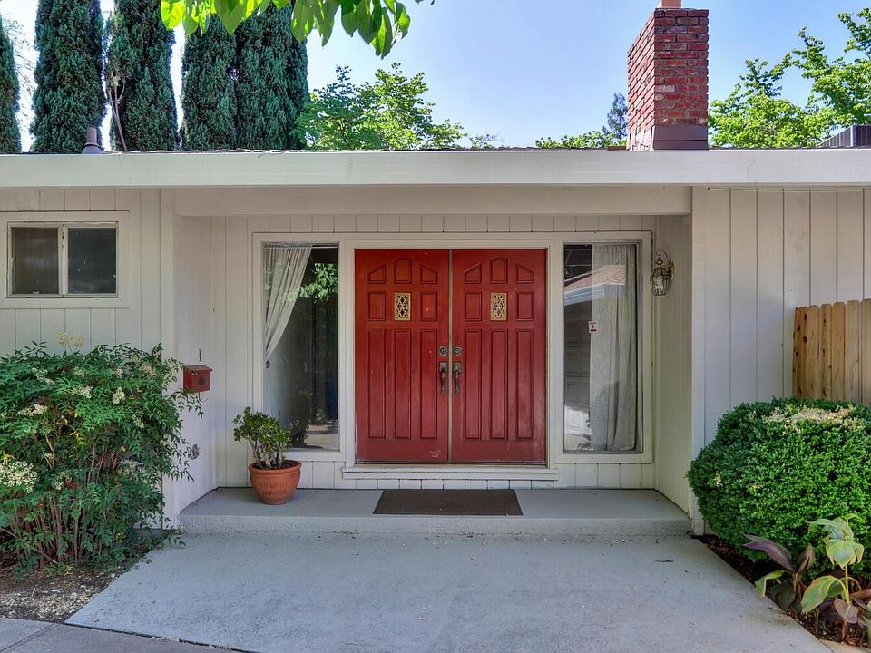 2nd image of 1009 Friars Ct