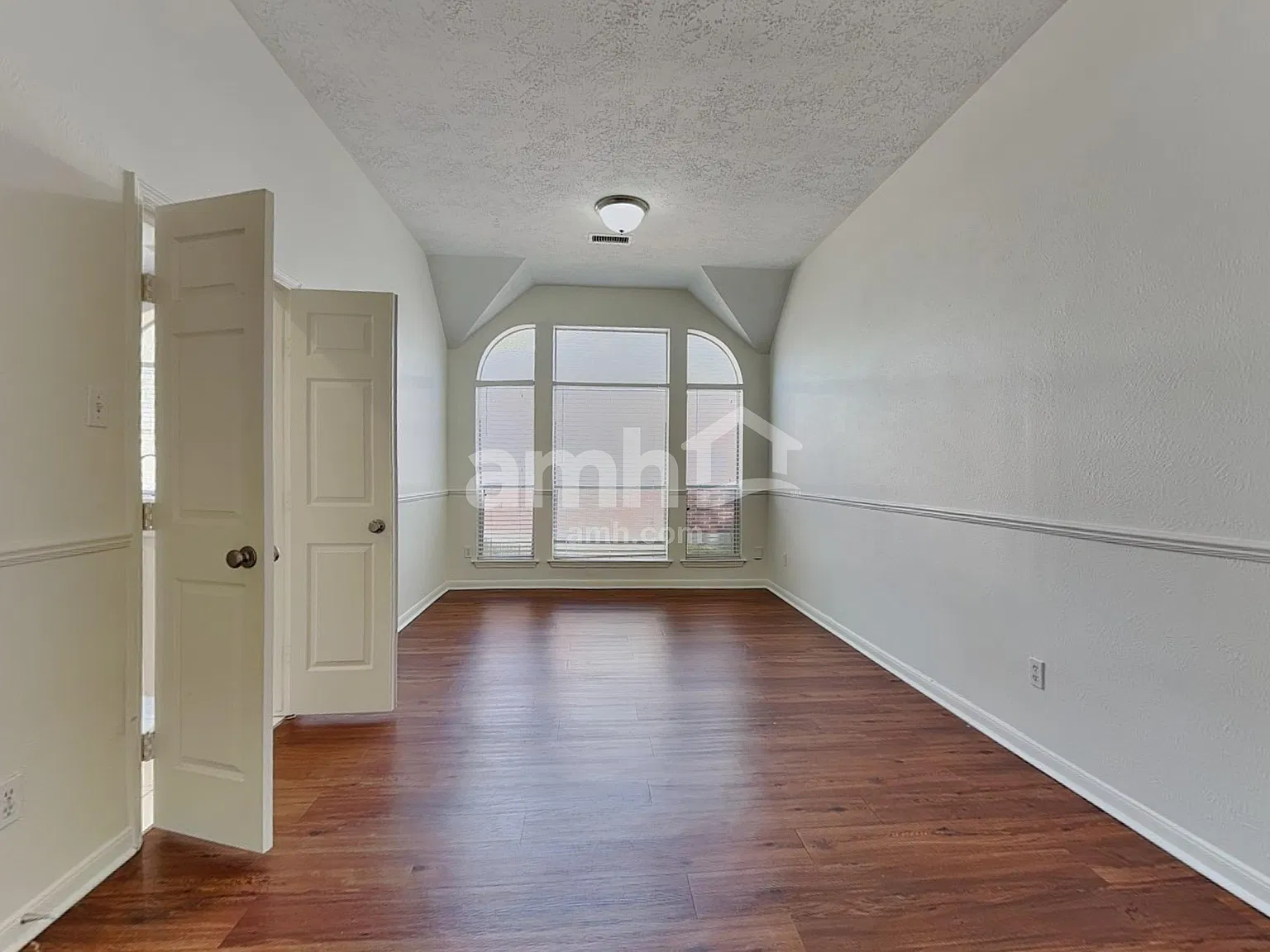 4 bed, 2.0 bath, 2336 sqft, $2,345 — Photo 4