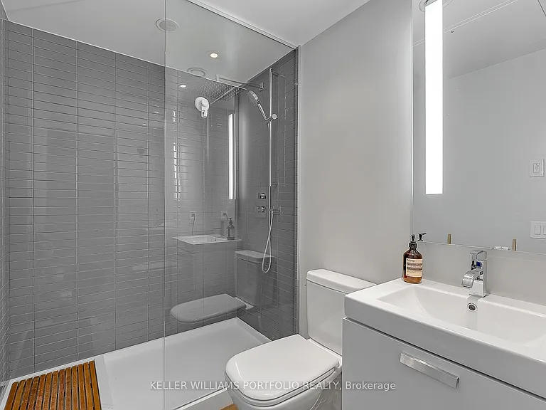629 King St W #622 — Photo 4