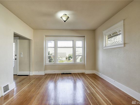 3rd image of 520 E Wright Ave