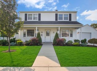 104 Saddle Ln, Levittown, NY 11756