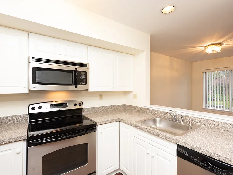Rosewood Condominiums — Photo 35
