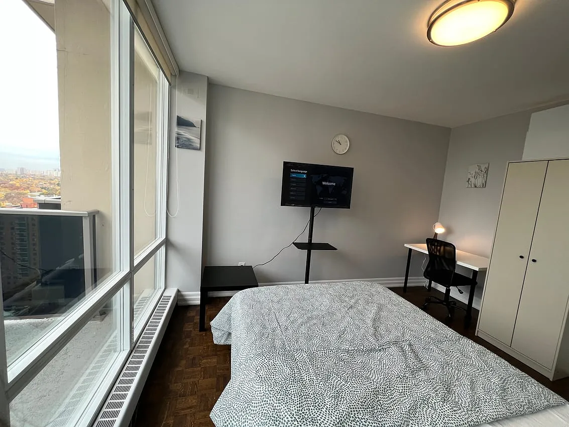 Flex Room with Balcony - Walmer Road & St. Clair Avenue West — Photo 3