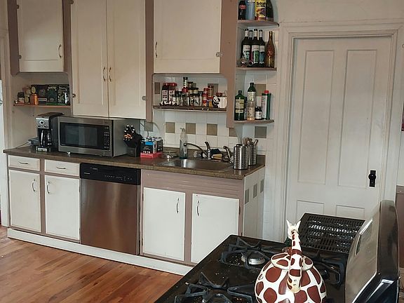 3rd image of 134 Wentworth Ave #3