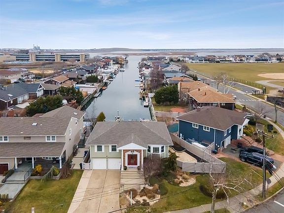 3rd image of 139 Lagoon Dr E