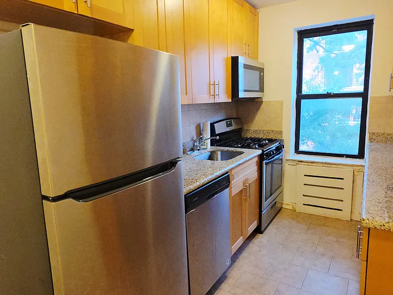 28 Marine Ave #3R — Photo 2