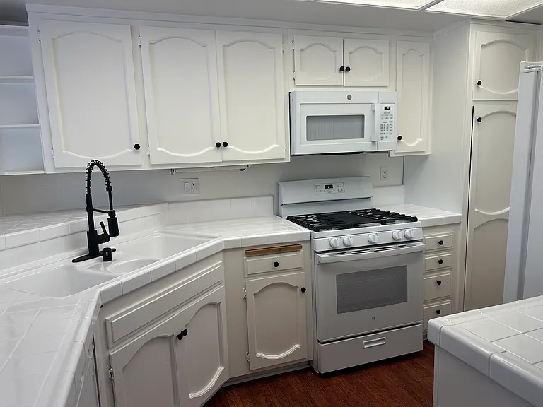 Kitchen New Stove & MW Oven