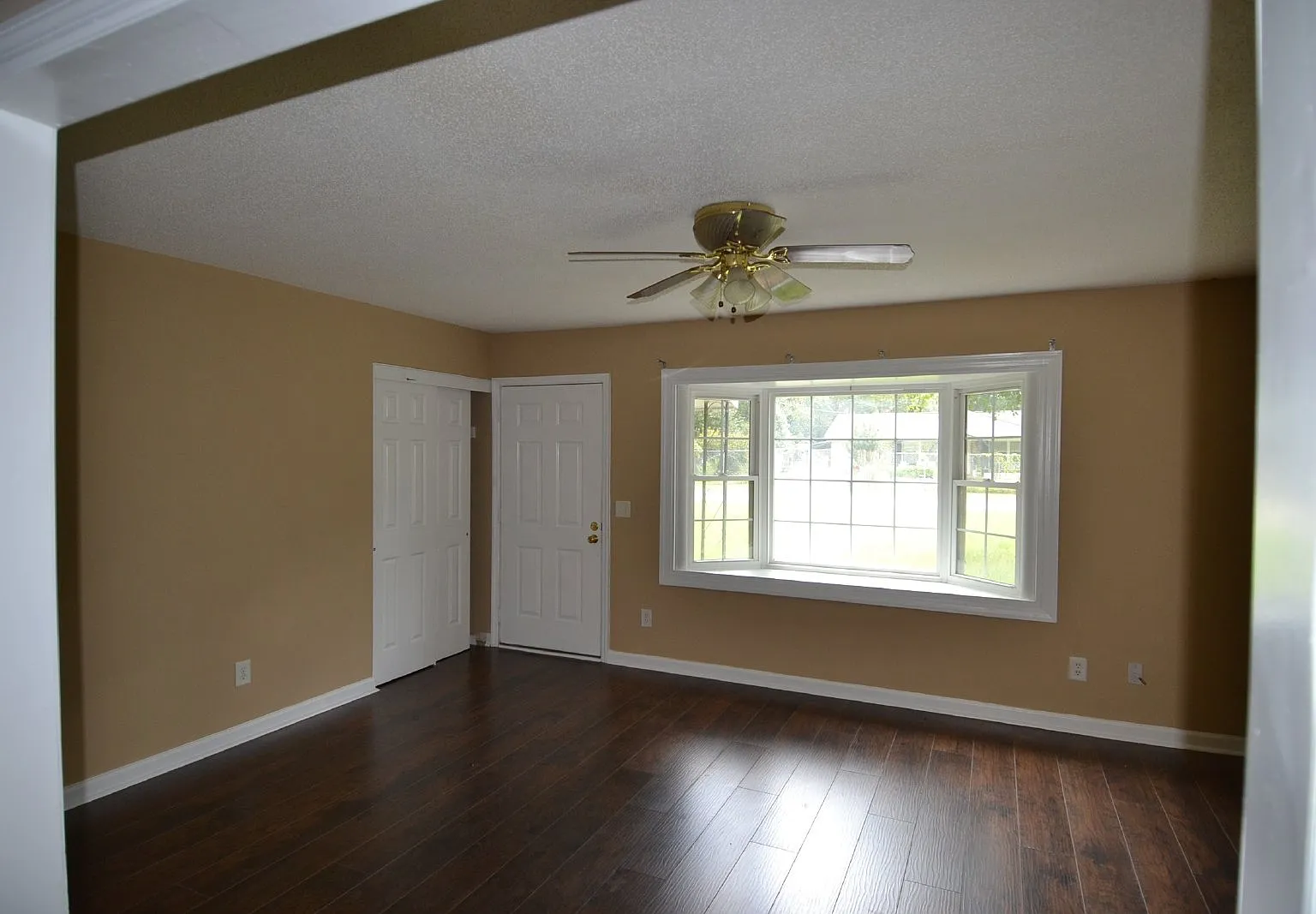 3 bed, 2.0 bath, 1375 sqft, $1,650 — Photo 3