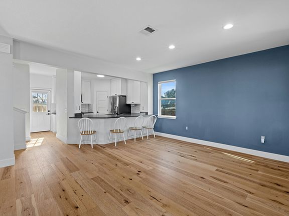 4th image of 7617 Carver Ave #A