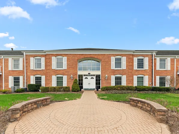 120 Carriage Way Dr #B-201, Burr Ridge, IL 60527
