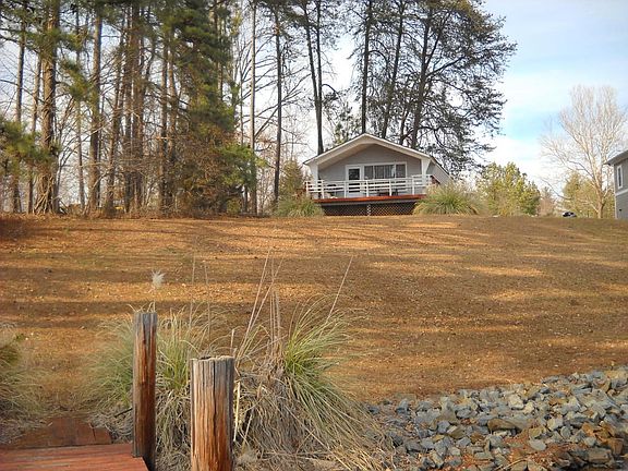 3rd image of 204 Beacon Ln