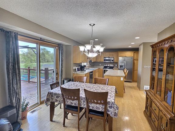 3rd image of 715 Acacia Dr S