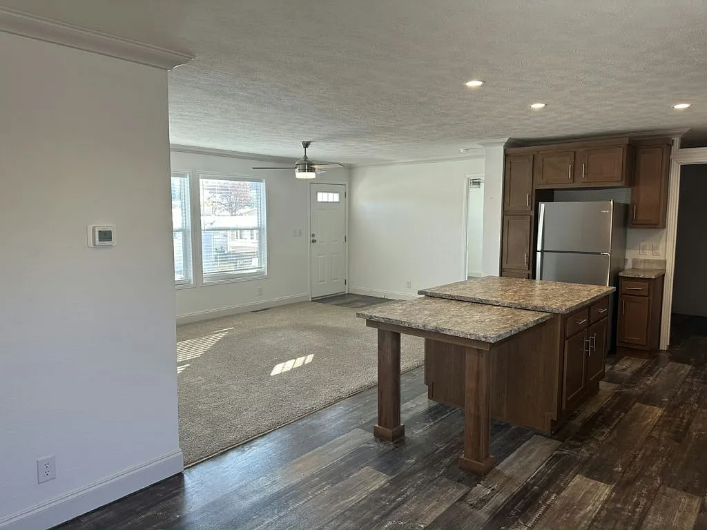 3 bed, 2.0 bath, 1123 sqft, $2,051 — Photo 4