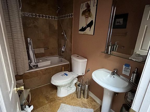 5th image of 1109 Penn St NE APT 4