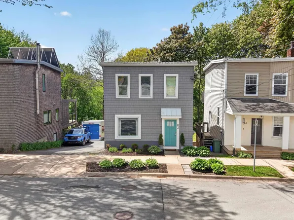 82 Hawthorne St, Dartmouth, NS B2Y 2Y6