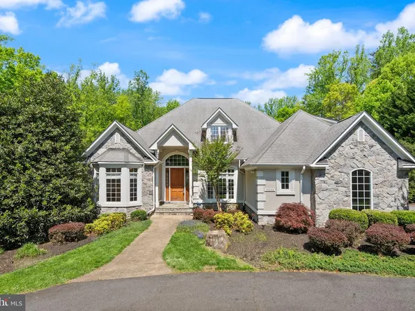 5033 Huntwood Manor Dr, Fairfax, VA 22030