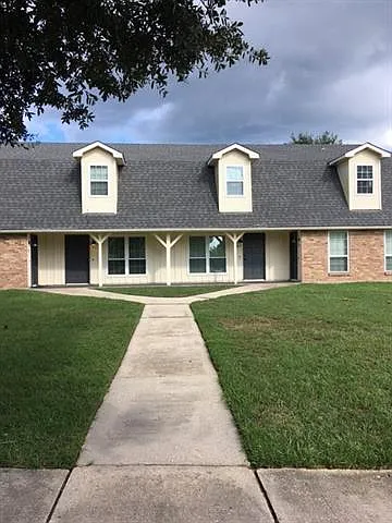 2 bed, 1.5 bath, 1400 sqft, $1,300 — Photo 1