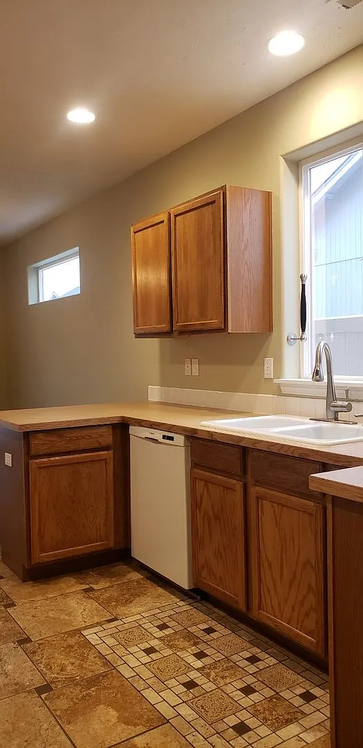 Airway Heights 3 Bed 2.5 bath plus LARGE rec. room. — Photo 3