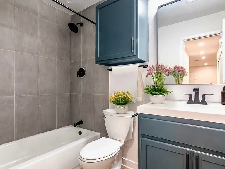 Equal size bathrooms in our 2x2 floor plan!