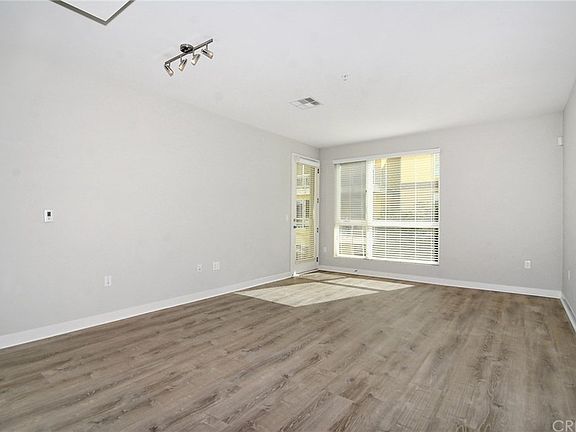 5th image of 21301 Erwin St Unit 415