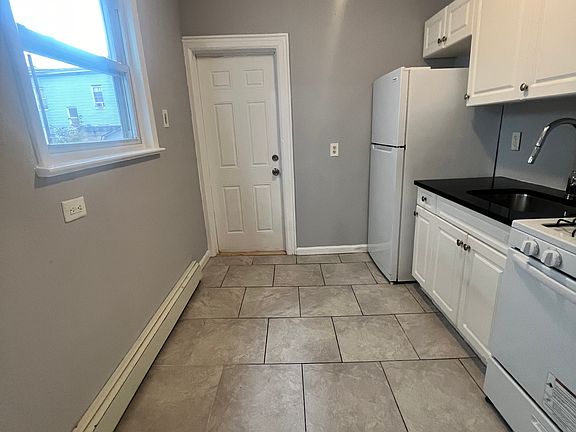 3rd image of 171 Isabella Ave #1L