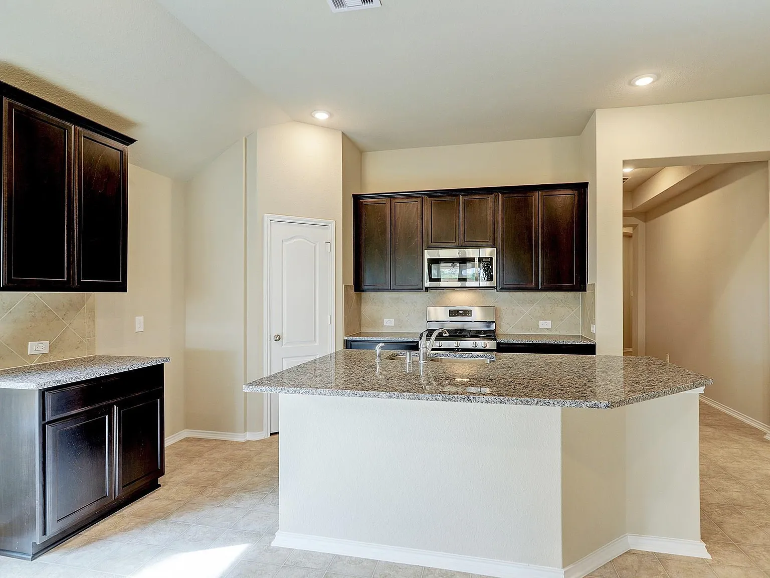 4 bed, 2.0 bath, 1744 sqft, $2,250 — Photo 3