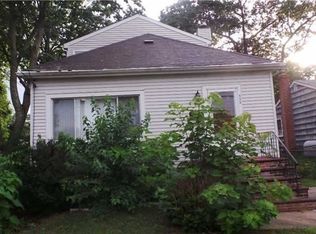 333 S 4th St, Lindenhurst, NY 11757