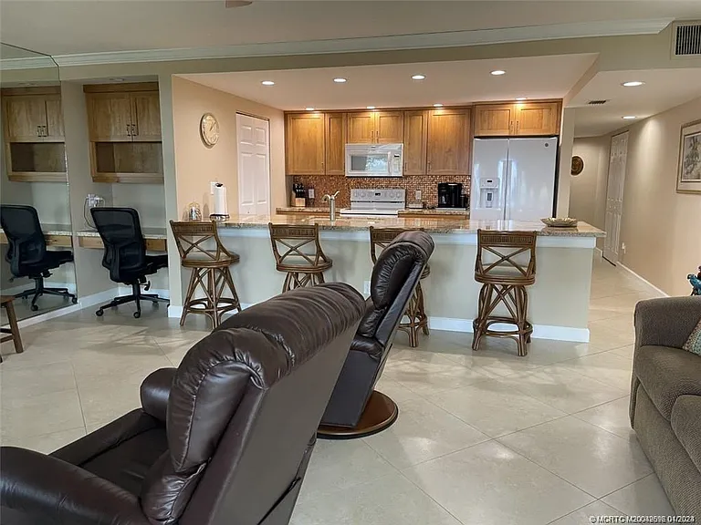 264 NE Edgewater Dr #102 — Photo 9