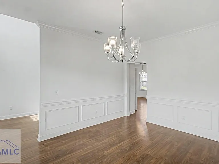 390 Fairview Cir — Photo 3
