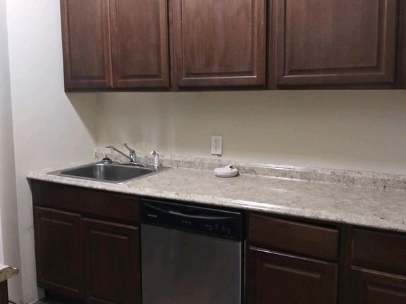 4th image of 13 Sanford St Floor 1