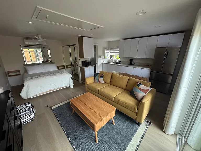 Queen size bed with 4 drawers underneath.
