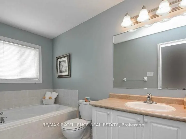 17 Fallstar Cres — Photo 13