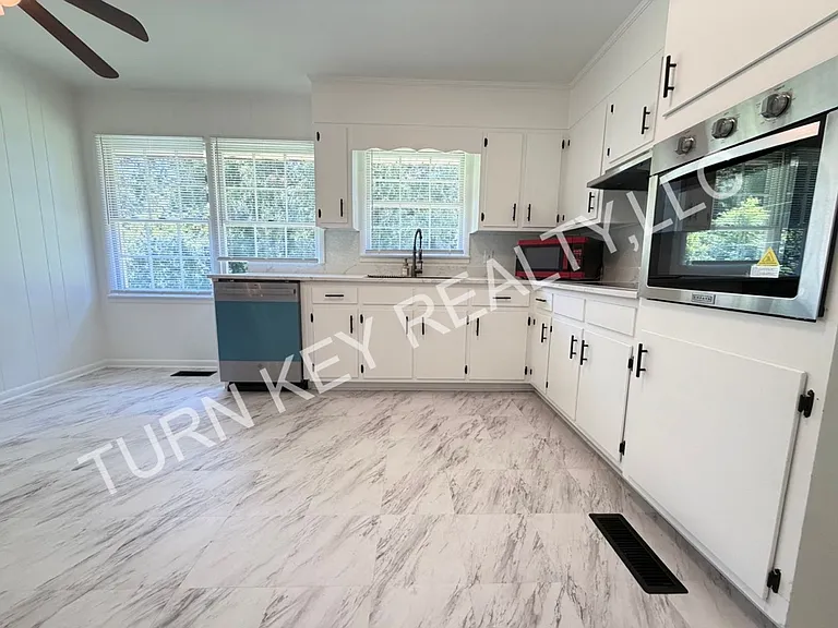 1708 Rogina St — Photo 7