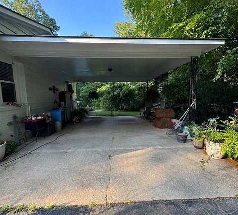 4th image of 606 N Pine Ln