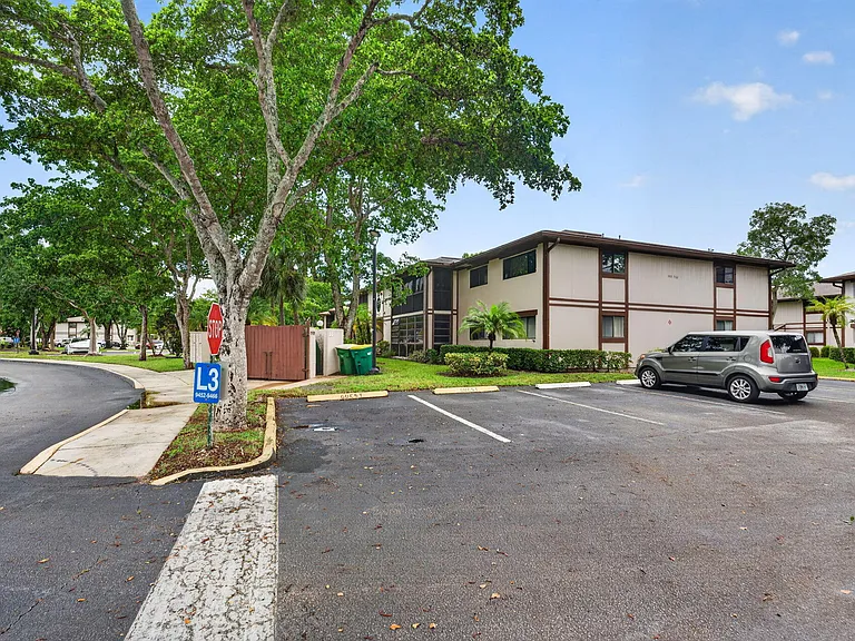 9474 S Belfort Cir #206 — Photo 32