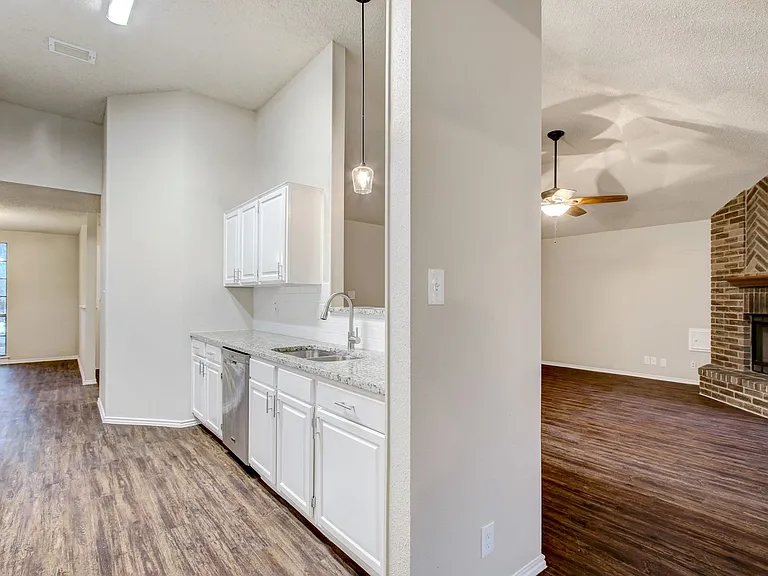 11823 Adriana Maria — Photo 12