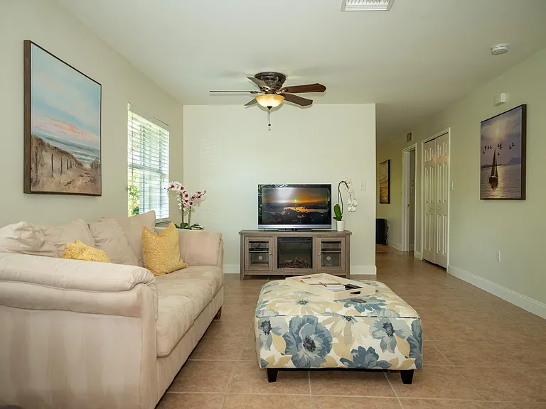 2247 Pineland Ave — Photo 8