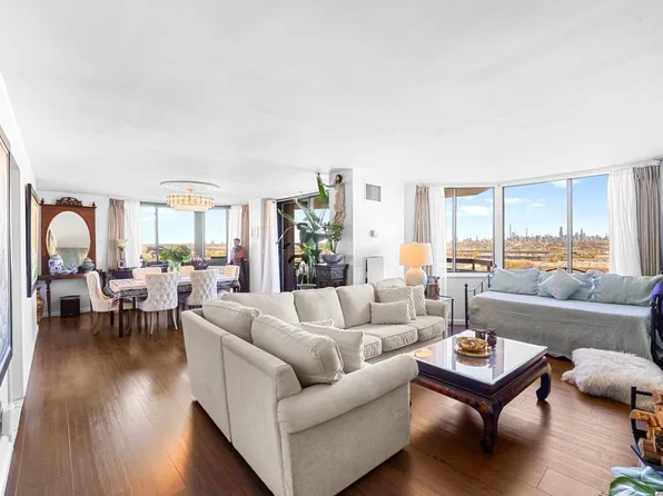 2005 Harmon Cove Tower image 1 of 47