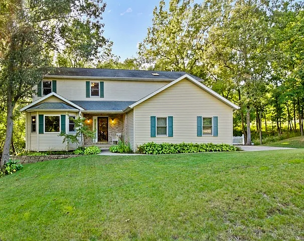 24 Essex Ave photo 1