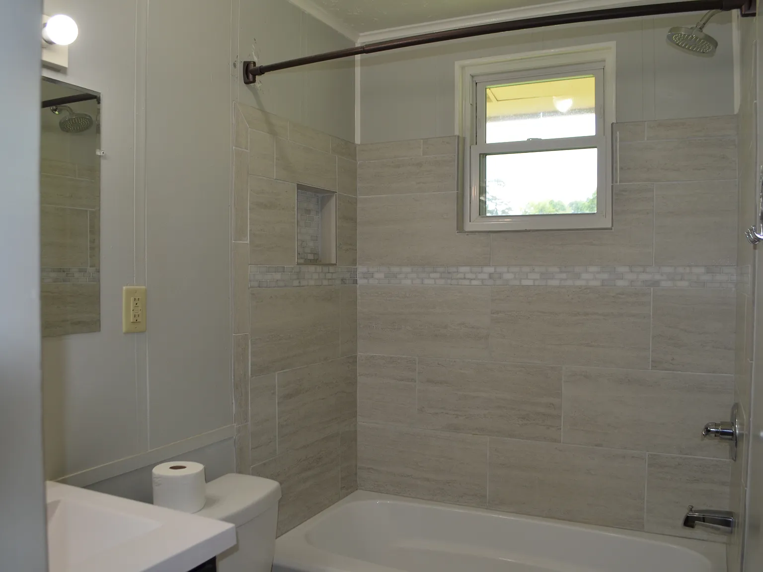 3 bed, 1.5 bath, 1050 sqft, $1,800 — Photo 4