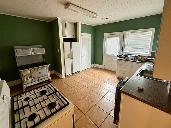 3rd image of 904 W Oak Ave