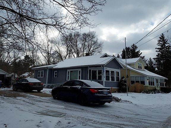 3rd image of 3360 Riverview Ave NE
