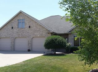 761 Blackmoor Cir, Neenah, WI 54956