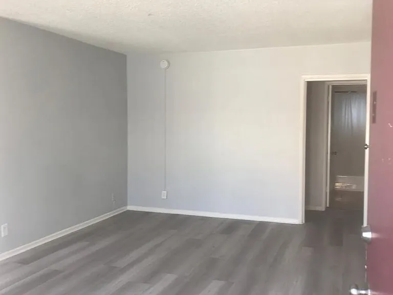 327 S Alexandria Ave — Photo 13