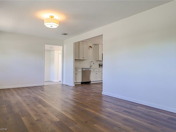 4th image of 352 W Park Blvd