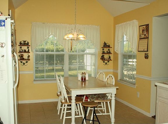 Eat in kitchen w/pantry and gas stove