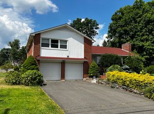 3 Old Field Rd, West Hartford, CT 06117