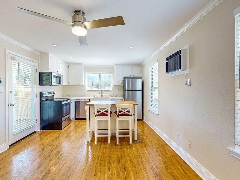 1133 Edwards St — Photo 10